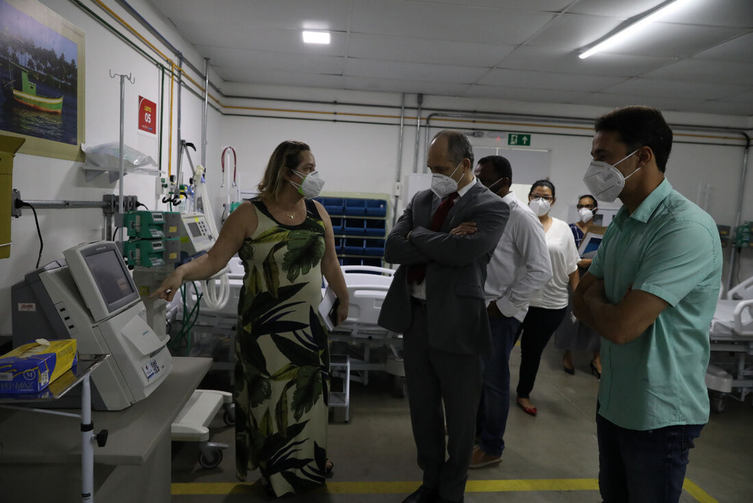 Presidente do Tribunal de Contas do Estado de Pernambuco (TCE-PE), conselheiro Dirceu Rodolfo, visita hospital de campanha em Jaboatão dos Guararapes