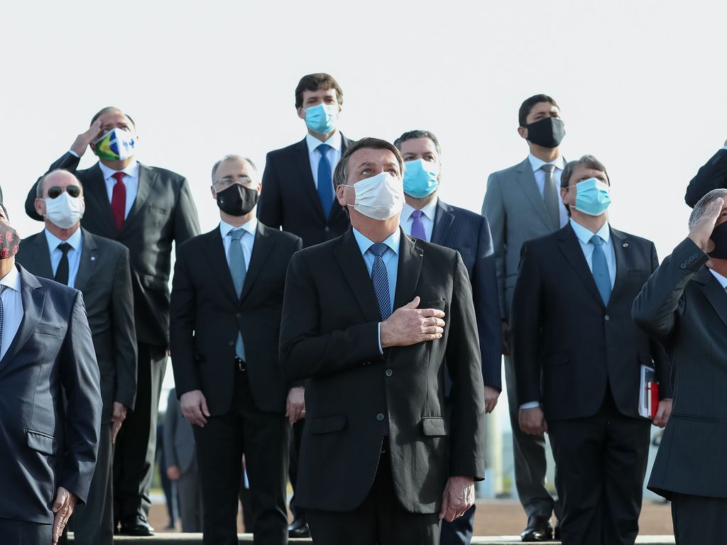 Bolsonaro e equipe ministerial em cerimônia de hasteamento da bandeira