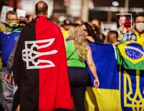 Dono de polêmica bandeira ucraniana é brasileiro que treina paramilitares