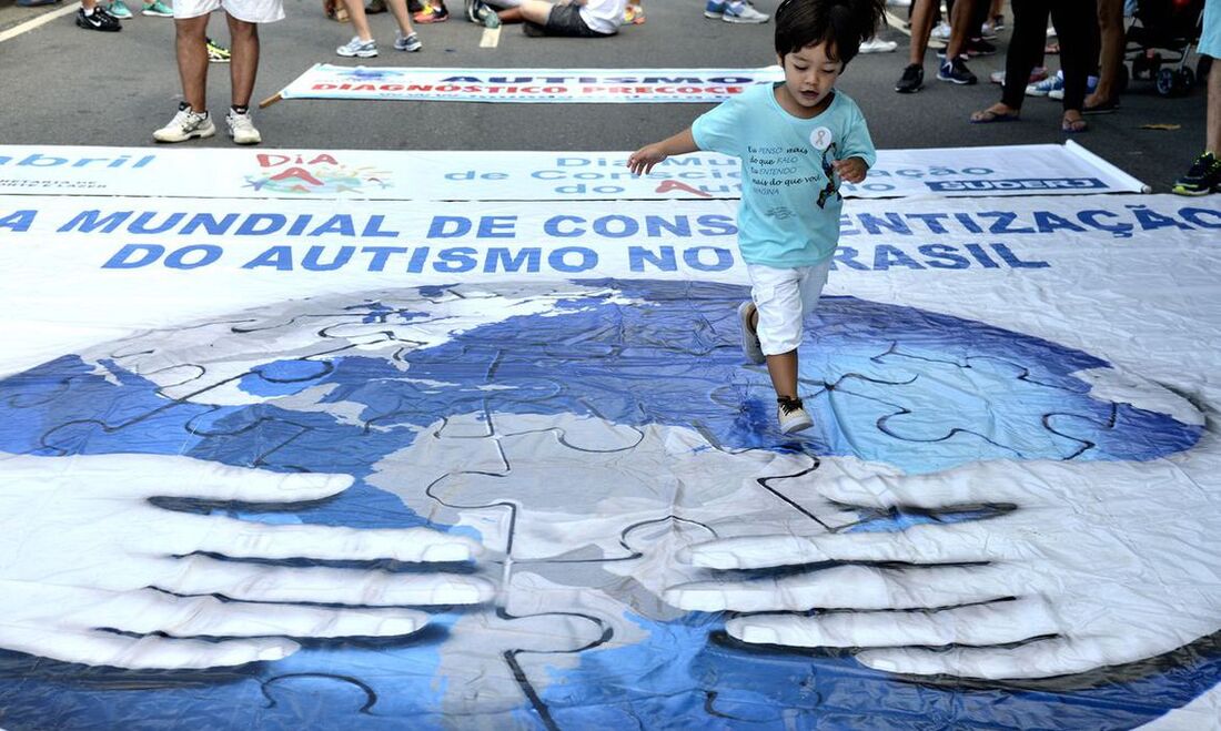 Criança celebrando o Dia Mundial de Conscientização do Autismo