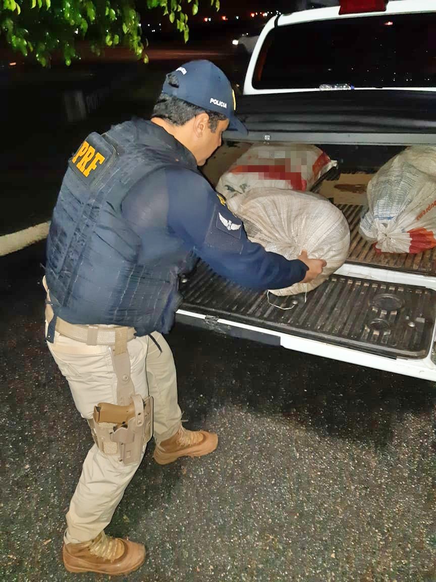 PRF apreende 22kg de maconha e uma caminhonete roubada