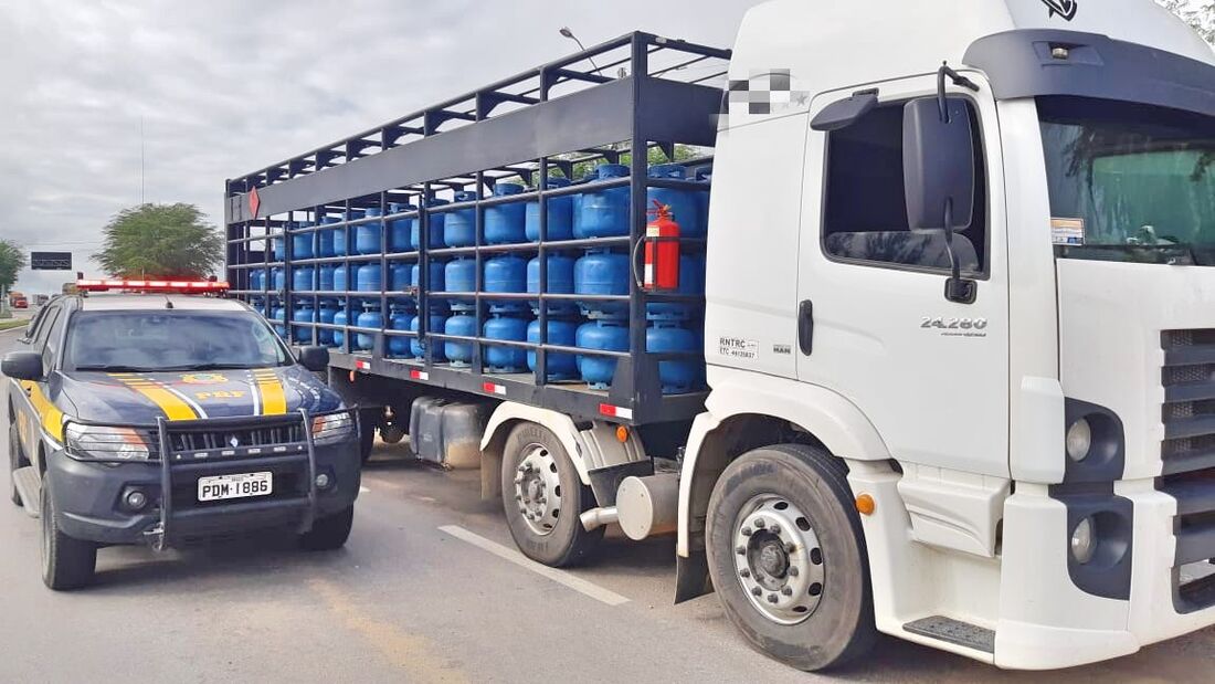 A carga foi apreendida pela Polícia Rodoviária Federal