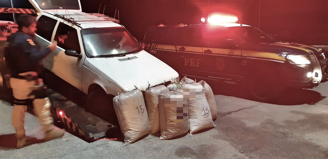 Homens transportavam a droga em um Fiat Uno branco