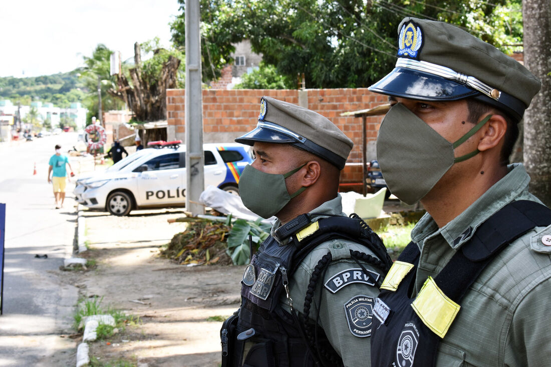 Policiais militares nas ruas do Recife