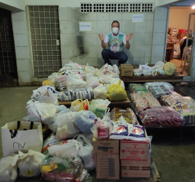 Idealizador do projeto, Carlinhos vem recebendo os alimentos no prédio onde mora, em Boa Viagem