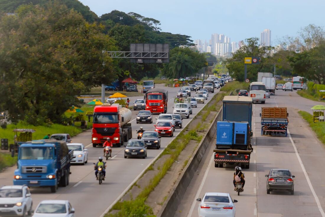 Trânsito intenso na BR 232