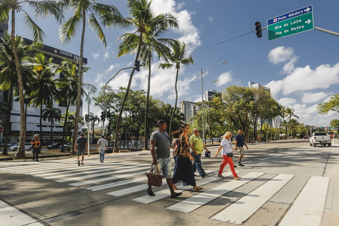 Faixa de pedestres na avenida Agamenon Magalhães, no Recife