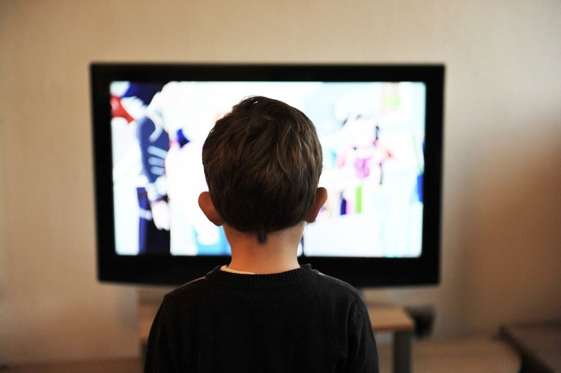 Criança assistindo televisão