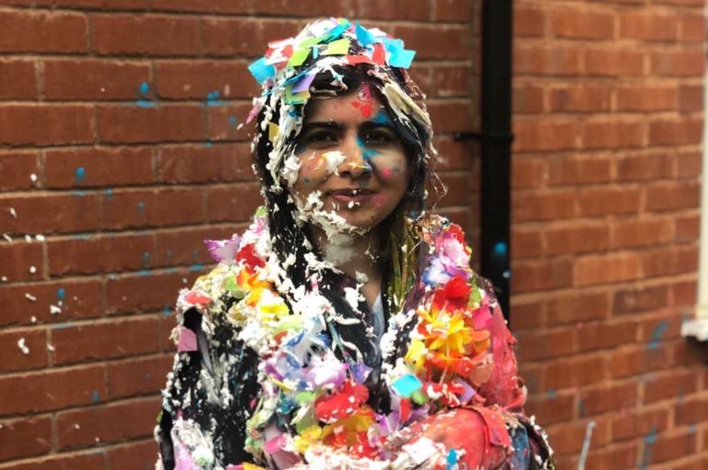 Malala celebrando a graduação