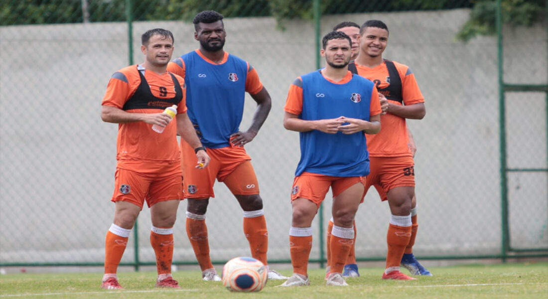 O meia João Cardoso ao lado dos companheiros de equipe