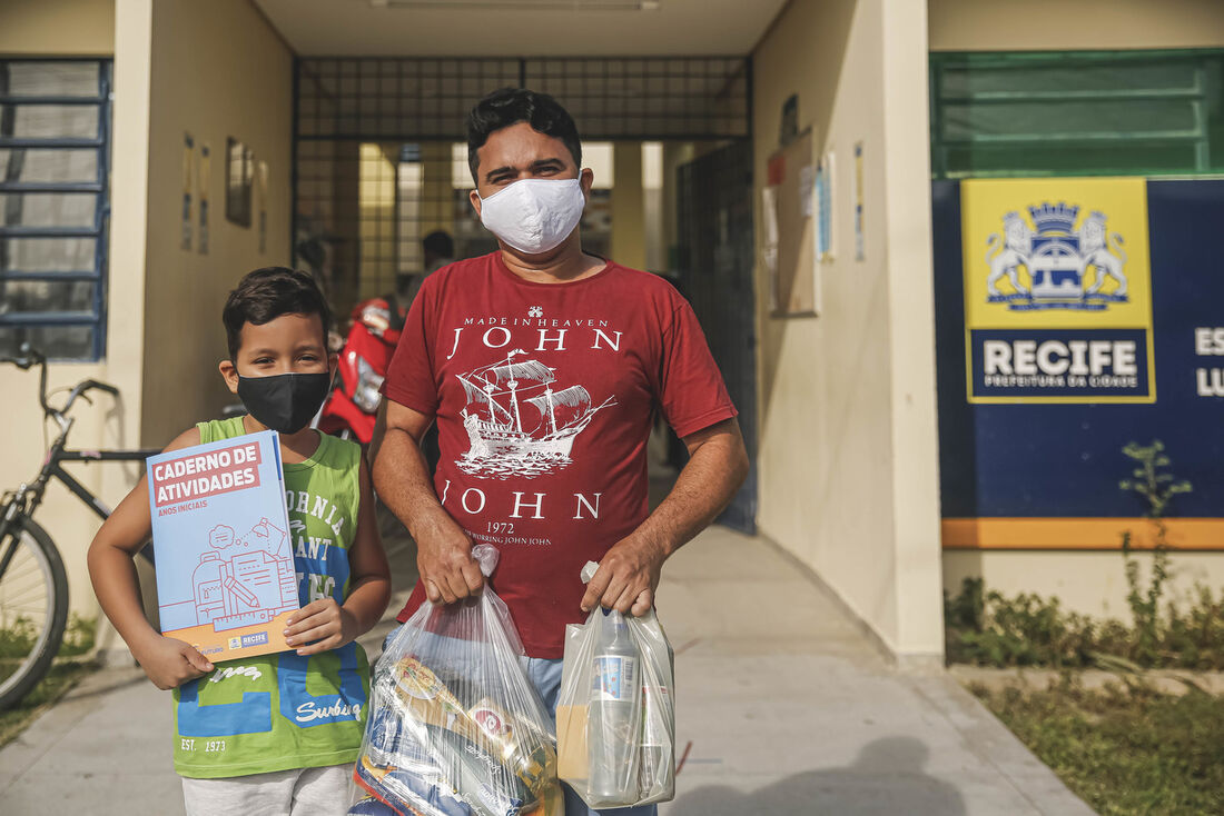 Fernando de Noronha distribui cestas básicas para moradores da Ilha