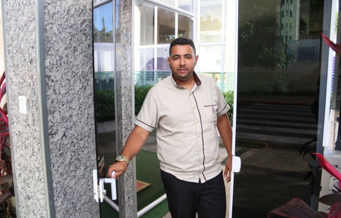 Um dos 30 mil porteiros da Capital, Leandro diz que trabalho foi intesificado