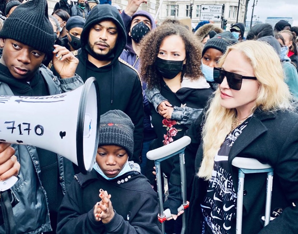 Madonna participou de uma manifestação antirracista que aconteceu neste sábado (6) em Londres.