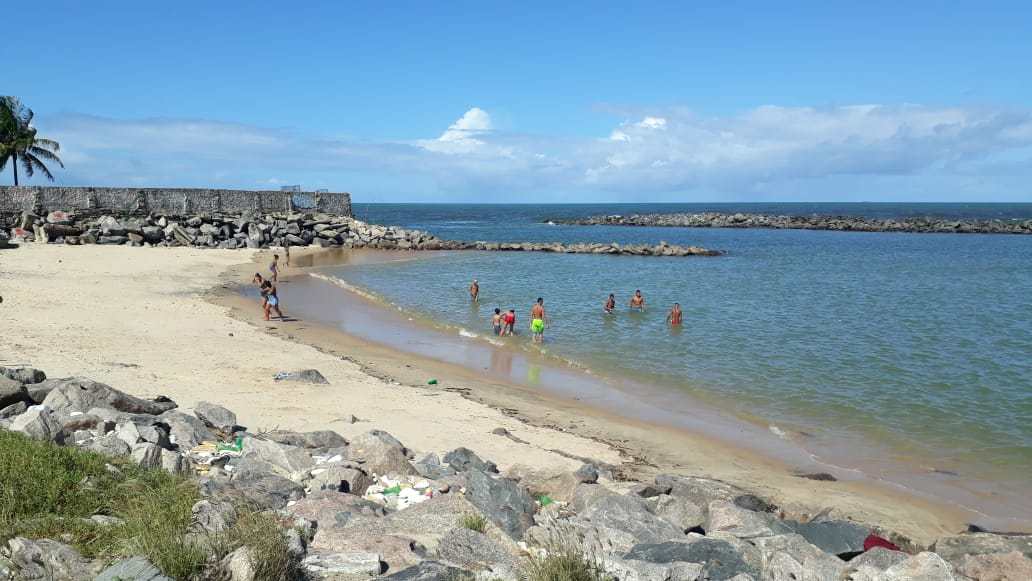 Maioria dos que estavam tomando banho na praia eram crianças e adolescentes