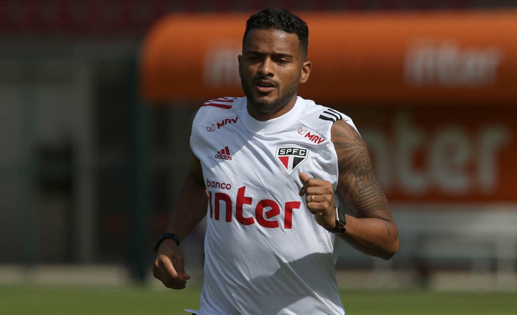 Reinaldo, lateral-esquerdo do São Paulo durante treino no CT do clube