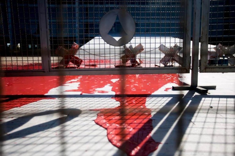 Manifestante mancha de vermelho a rampa do Palácio do Planalto