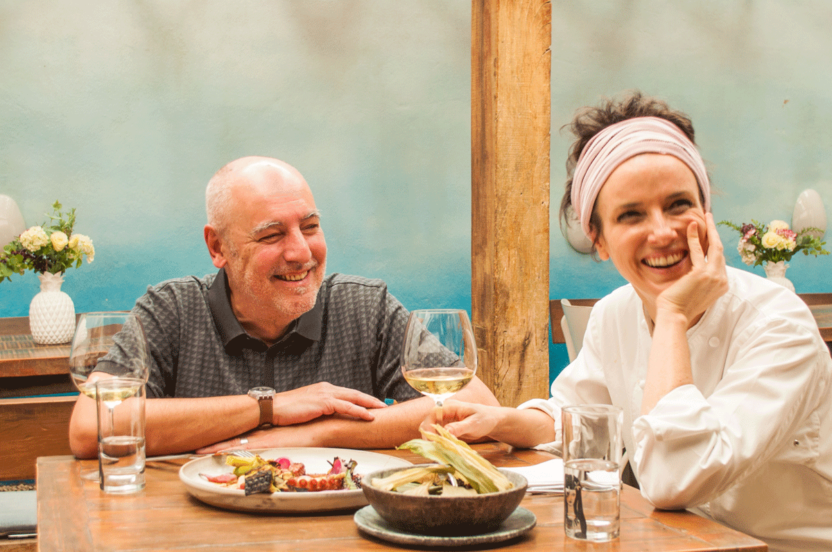 Josimar Melo com a chef Helena Riizzo, do Maní