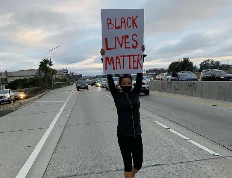 Foto compartilhada pela cantora Tinashe em apoio ao Black Live Matter