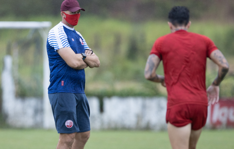 Dal Pozzo observa Jean Carlos em treino