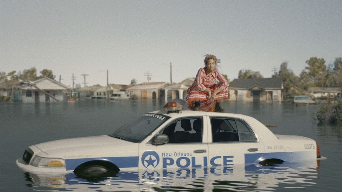 Beyoncé em cima de uma viatura policial no clipe de "Formation"