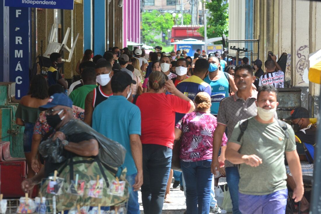 Intensa movimentação de pessoas na Avenida Guararapes, no Centro do Recife