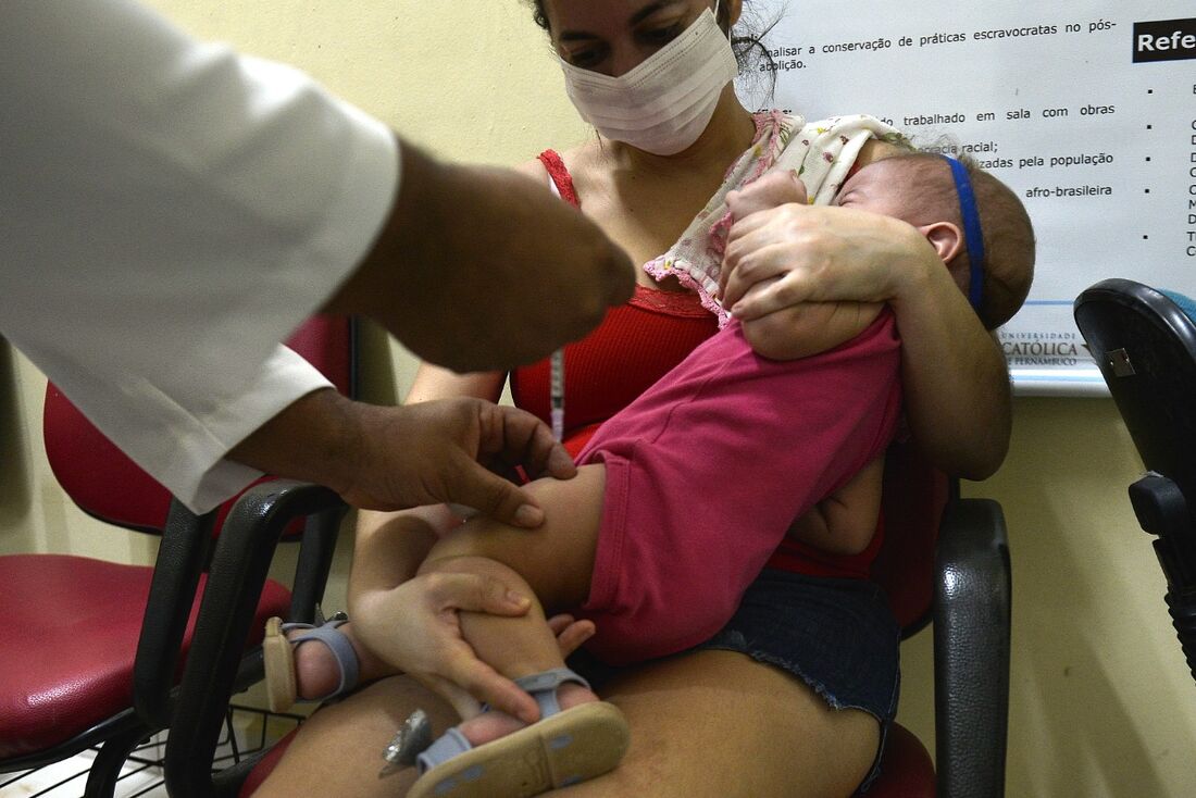 Criança sendo vacinada