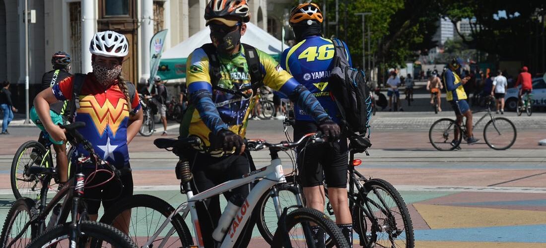 Ciclistas voltaram a movimentar ruas do Recife neste domingo (21)