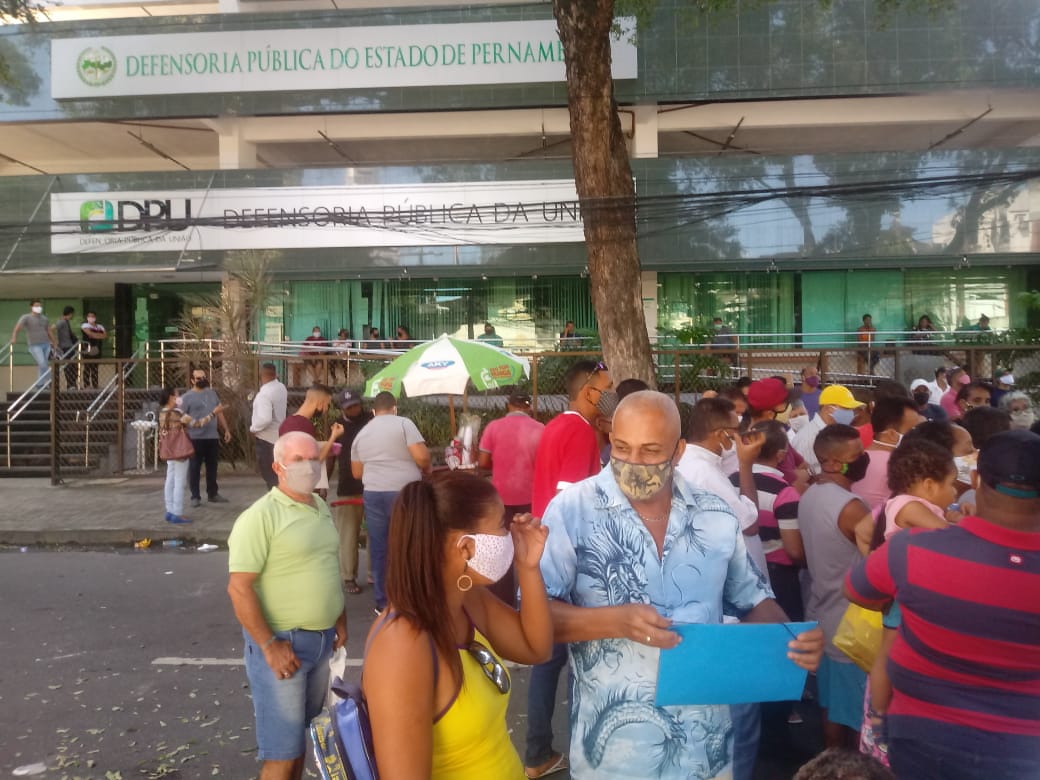 Manifestantes em frente à Denfensoria Pública da União (DPU)