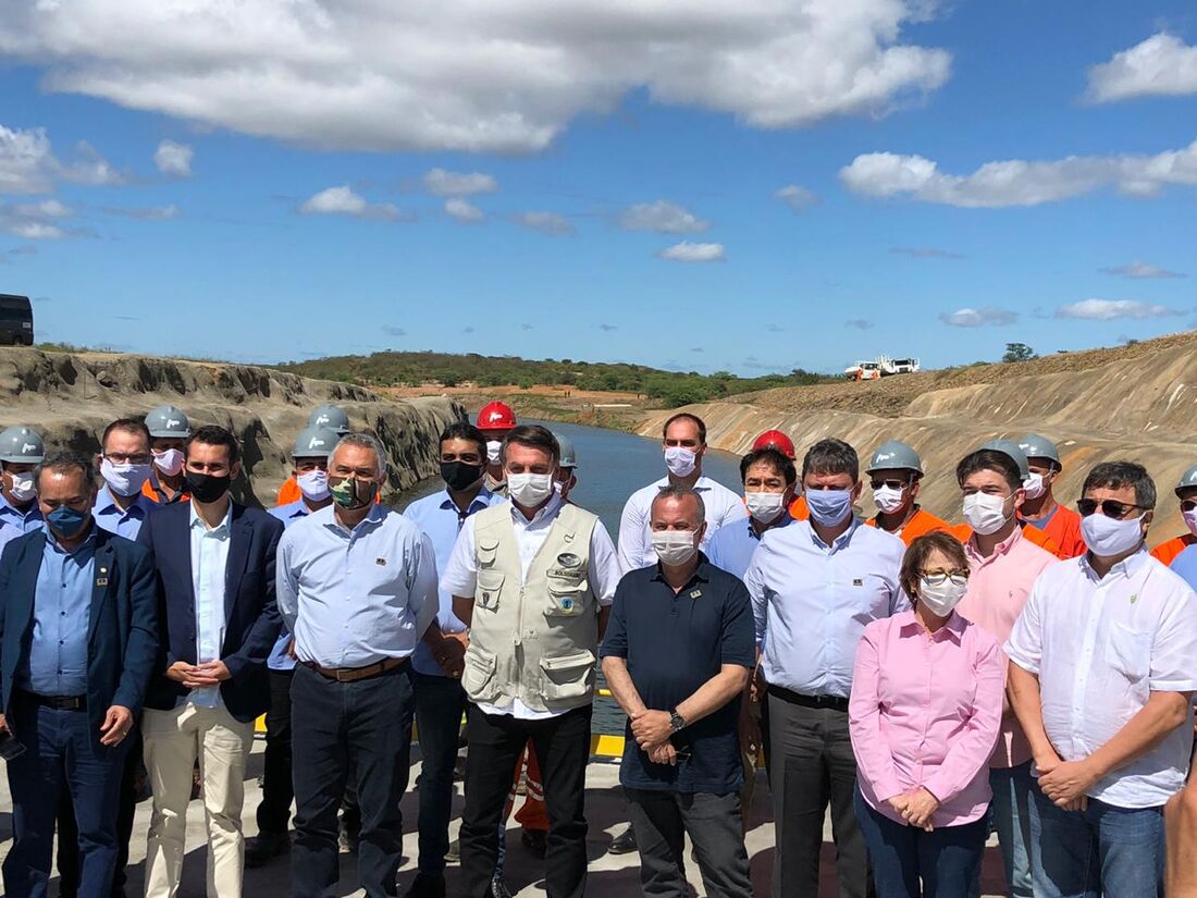 Bolsonaro durante abertura da comporta do Eixo Norte