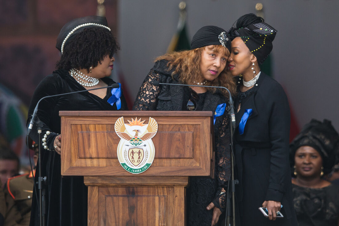 Na foto, da esquerda para direita: Zenani Mandela-Dlamini, Zindzi Mandela e a filha de Zindzi Mandela