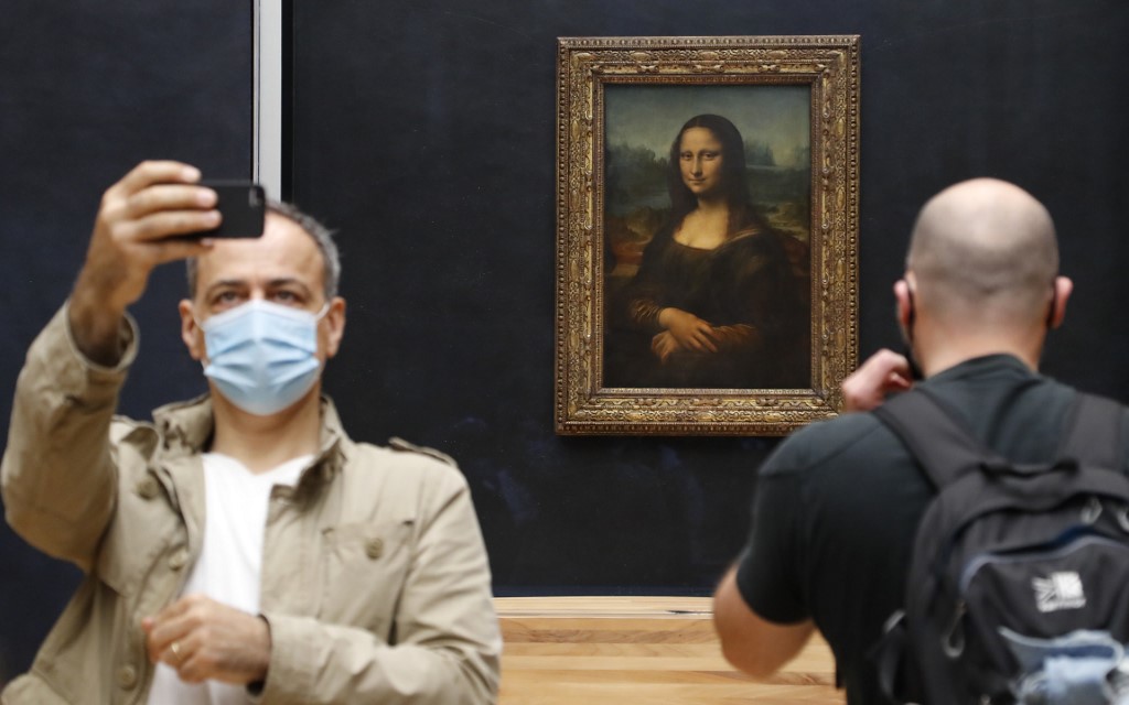 Turistas fazem foto com a Monalisa, no Museu do Louvre