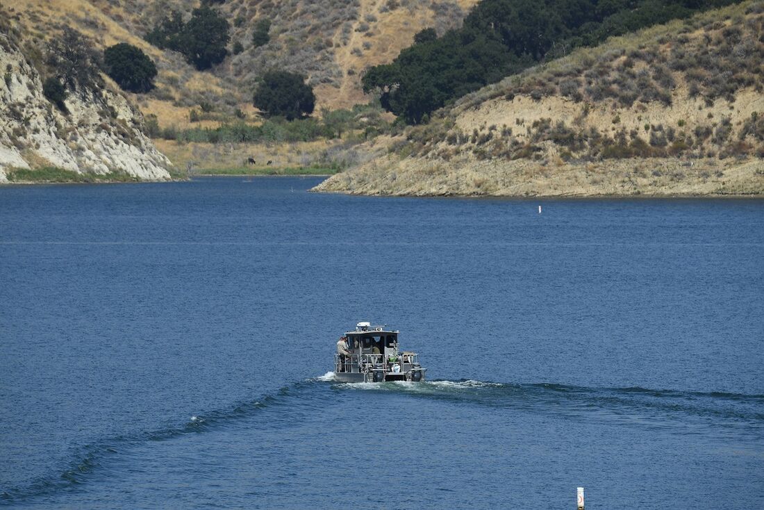 O barco do Departamento do Xerife do Condado de Los Angeles é visto no lago Piru tentando encontrar a atriz Naya Rivera