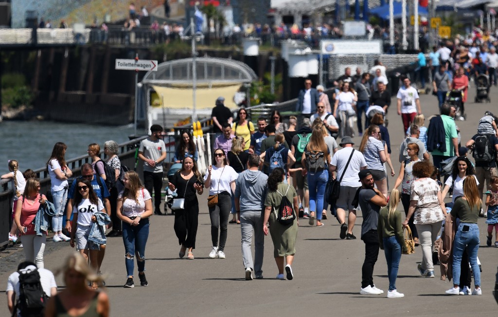 Pessoas caminham na cidade alemã de Dusseldorf