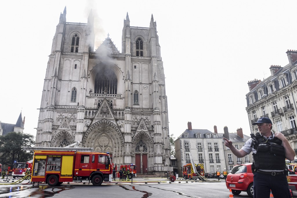 Incêndio na Catedral de São Paulo e São Pierre, em Nantes, na França