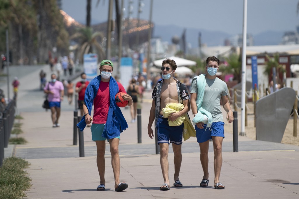 Pandemia: pessoas de máscara na Espanha