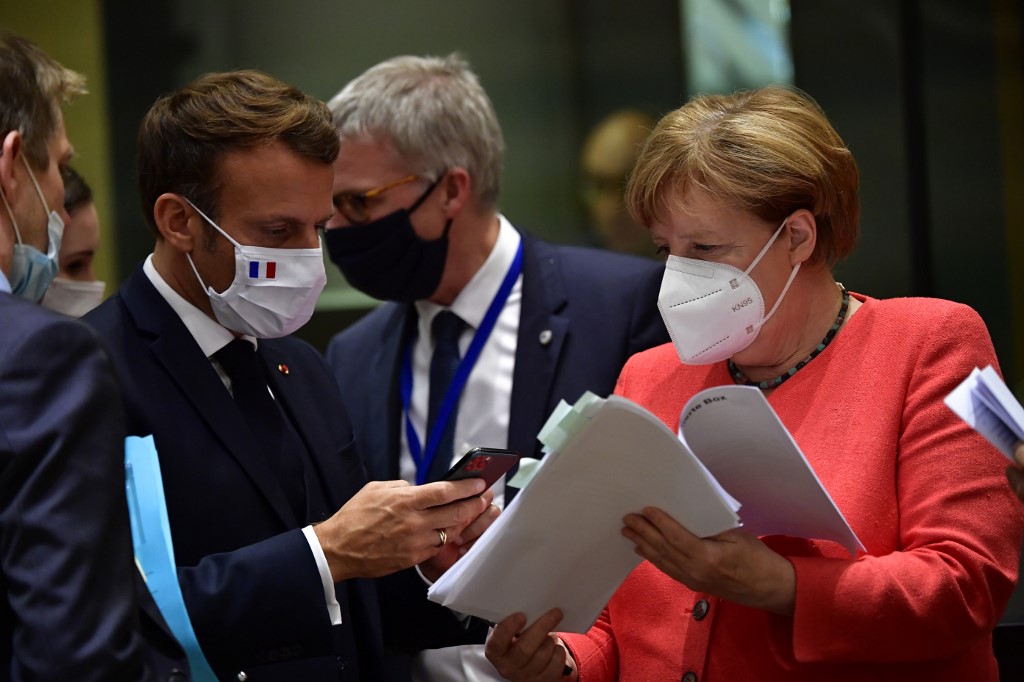 Líderes da França e da Alemanha, Emmanuel Macron e Angela Merkel, em reuniões da UE