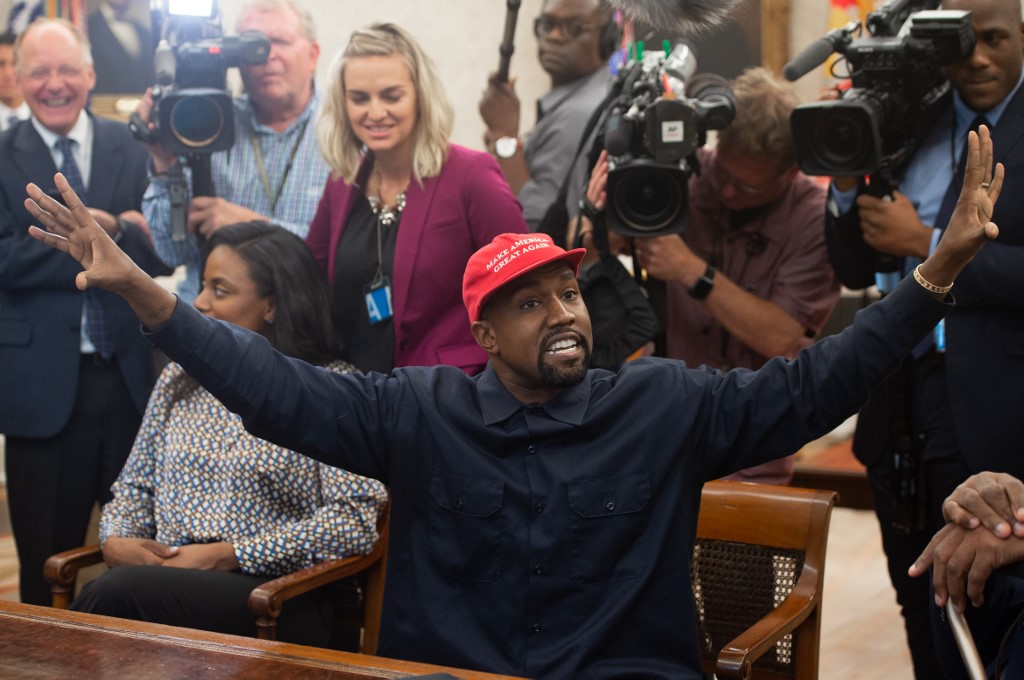 Kanye West em encontro com Donald Trump em 2018