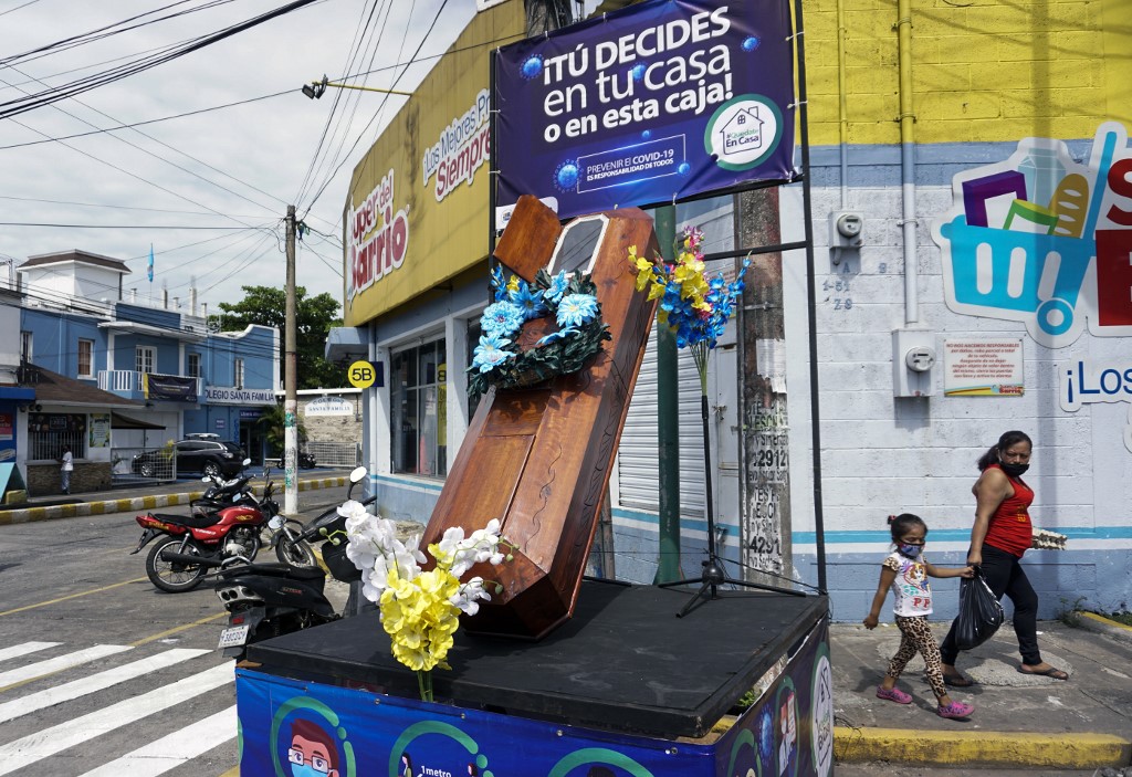 Cidade guatemalteca espalhou os caixões na rua