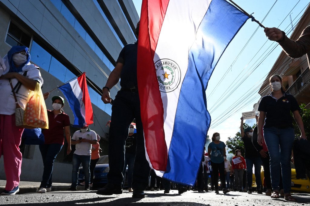 Profissionais da saúde fazem protesto em Assunção, no Paraguai, por condições de trabalho