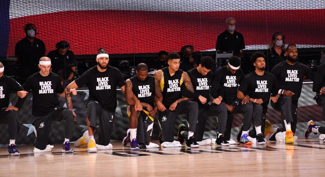 Jogadores do Los Angeles Lakers e Los Angeles Clippers também fizeram ação antes no jogo.