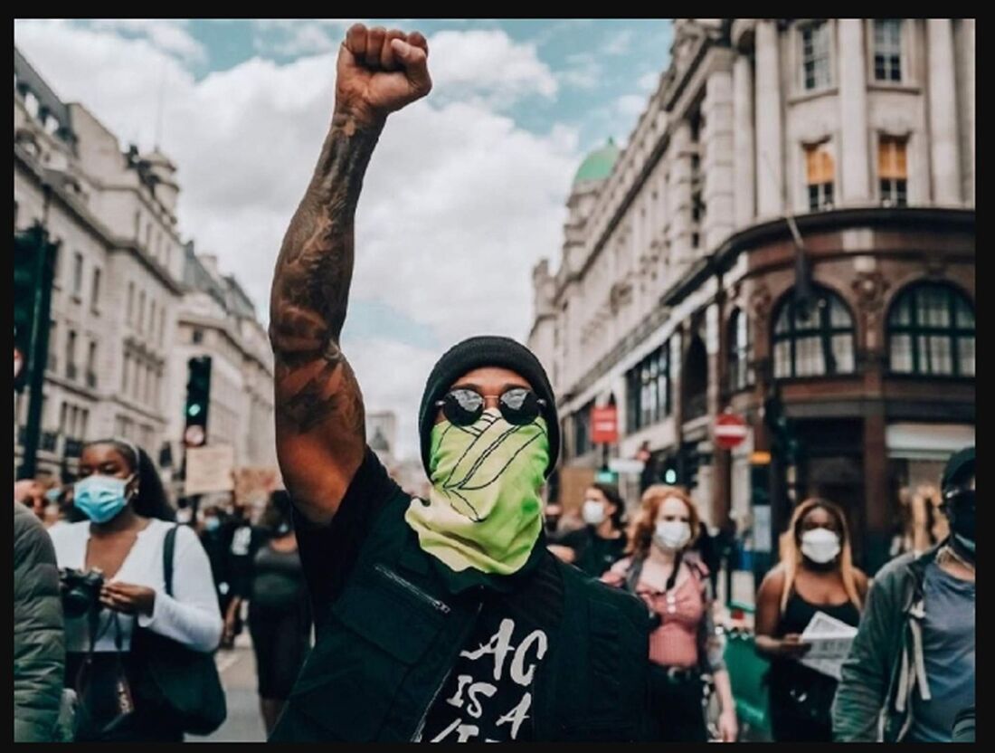 Lewis Hamilton em protesto realizado na Inglaterra