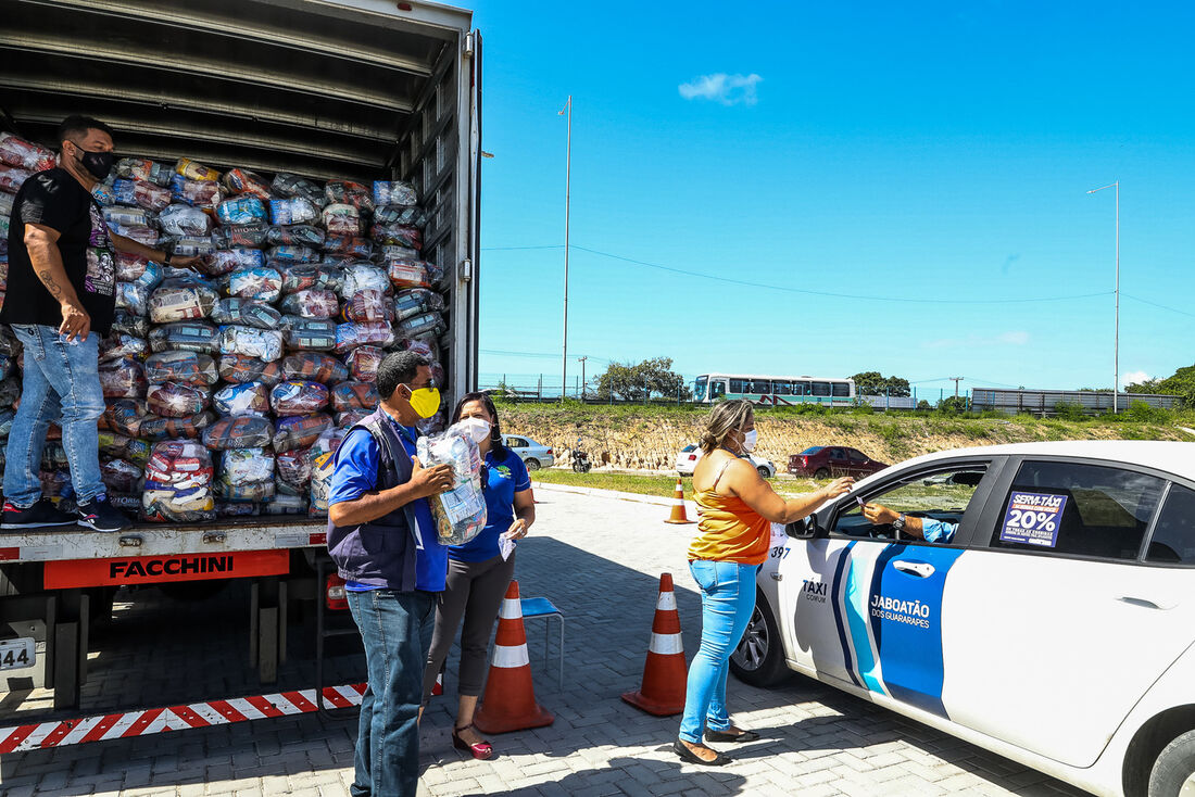 Para evitar aglomerações, foi adotado um sistema de drive-thru