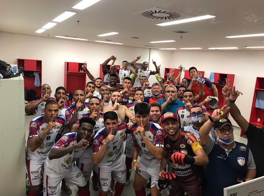 Elenco do Afogados comemorando classificação para semifinal do Pernambucano