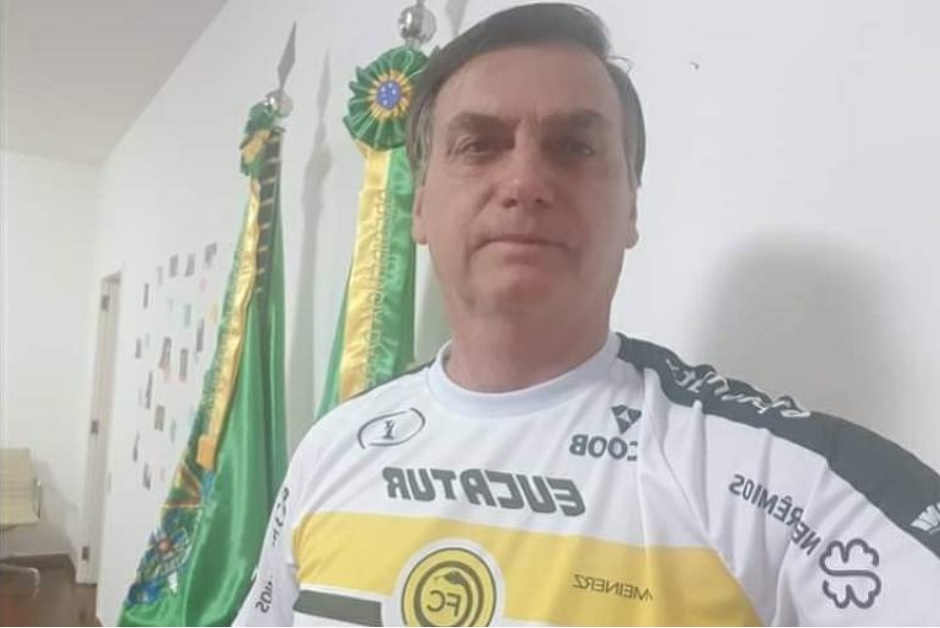 Bolsonaro vestindo a camisa do Cascavel Futebol Clube