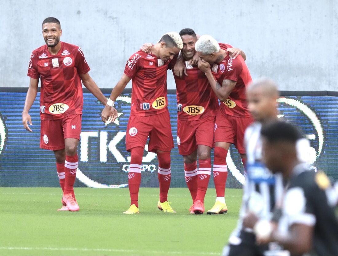 Jorge Henrique comemora gol com companheiros