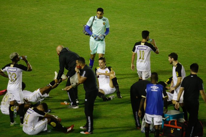 Jogadores do Sport antes da disputa dos pênaltis