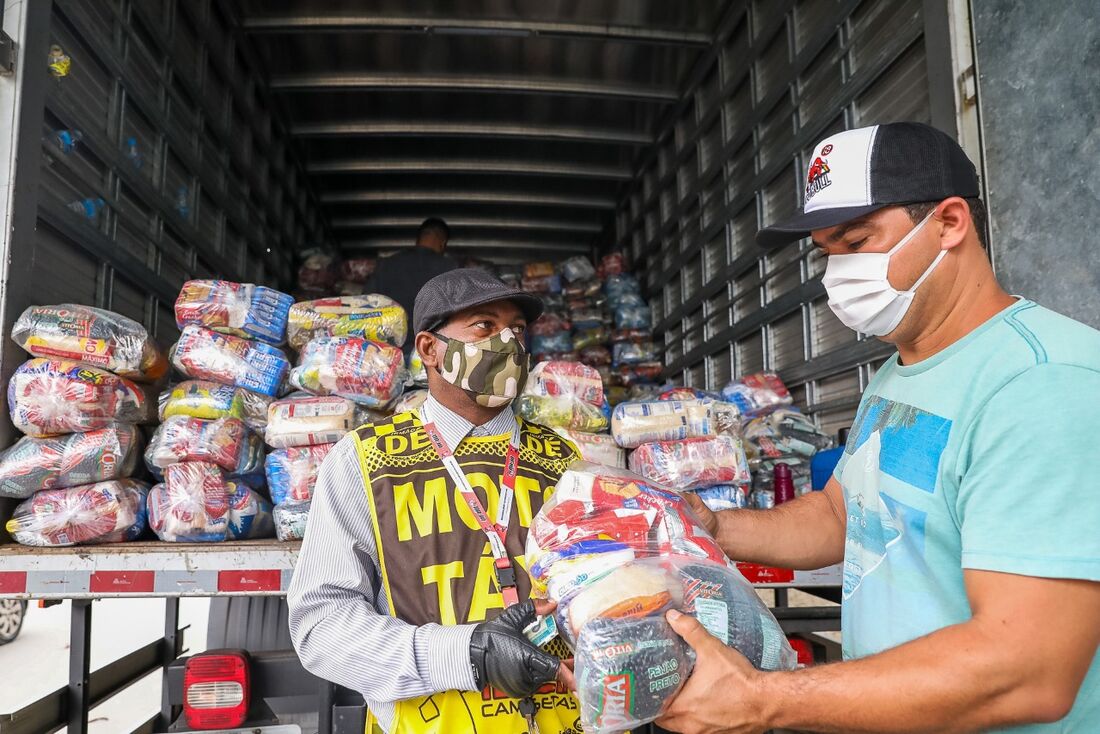 Jaboatão entrega cestas básicas aos mototaxistas do município