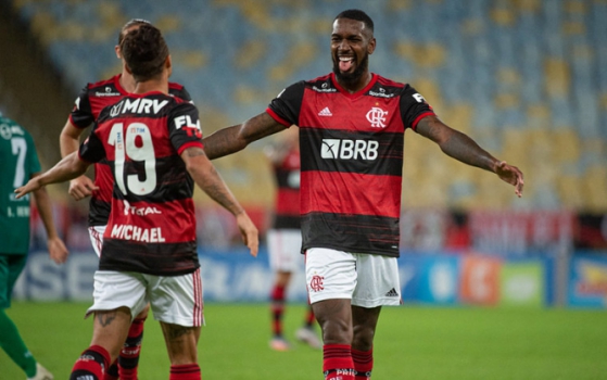 Flamengo vence e fica mais perto de se consagrar campeão