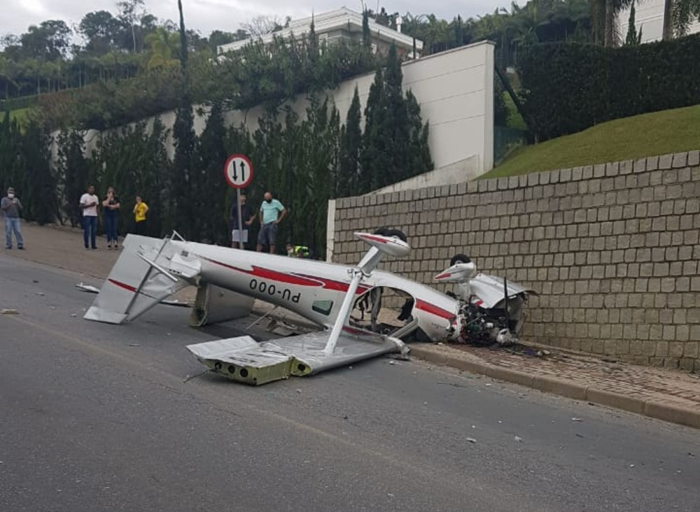 Avião monomotor caiu em via pública