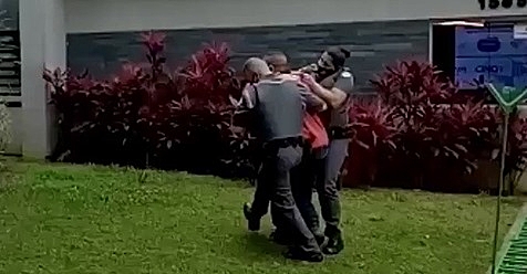 Policiais imobilizando o motoboy em São Paulo